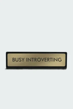 Busy Introverting Deskplate Sign - Plaque de bureau | Multicolore