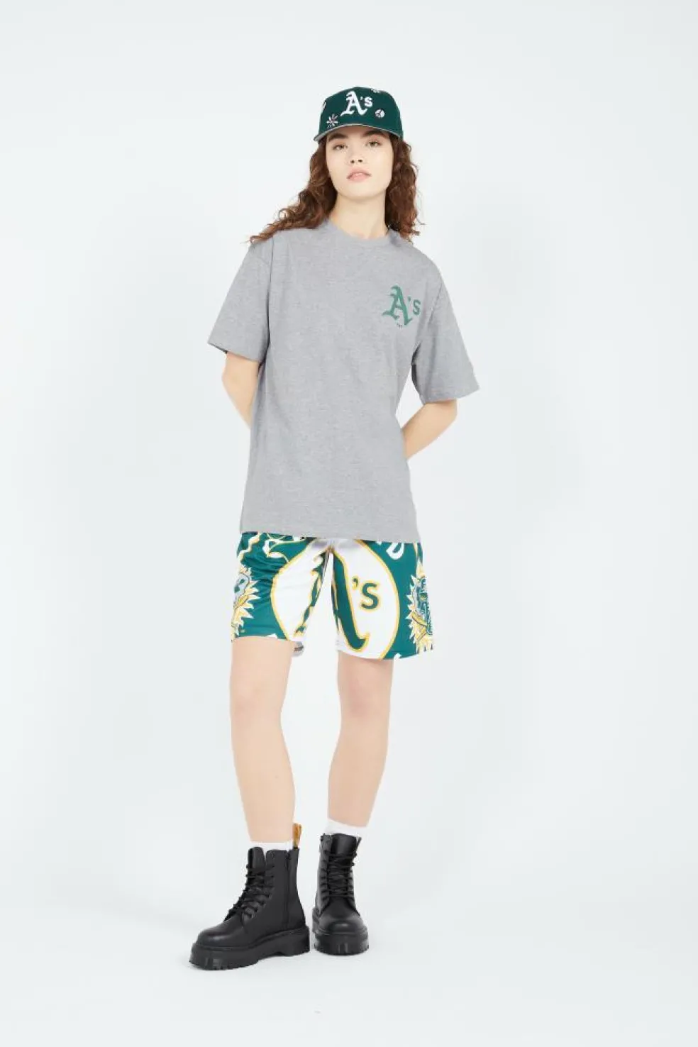 MLB LARGE LOGO SH - Short | Vert
